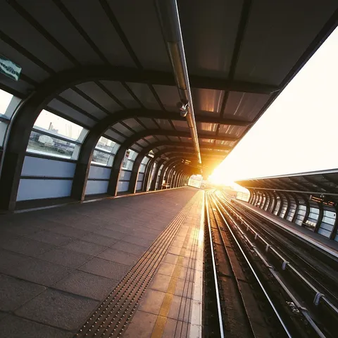 光に包まれる駅の情景