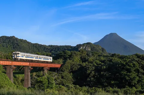 山を望む列車、緑の風に乗って