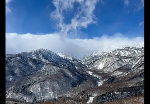 青と白の山脈の静かな空気