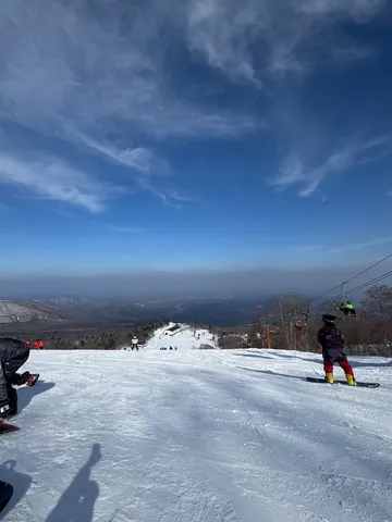 広大な雪景色と冬の蒼空