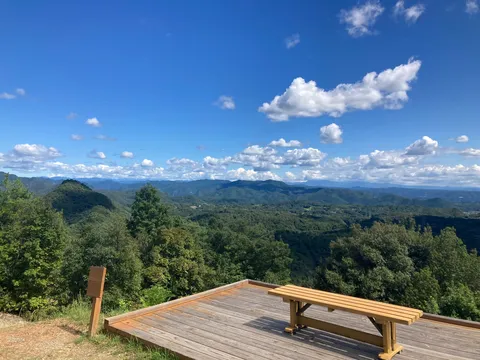 青空と緑のコントラスト、山並みの絶景