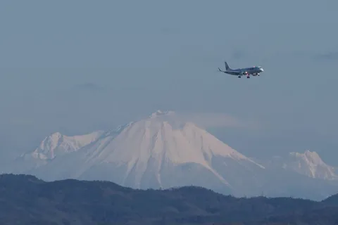空飛ぶ〇〇、白銀の山々
