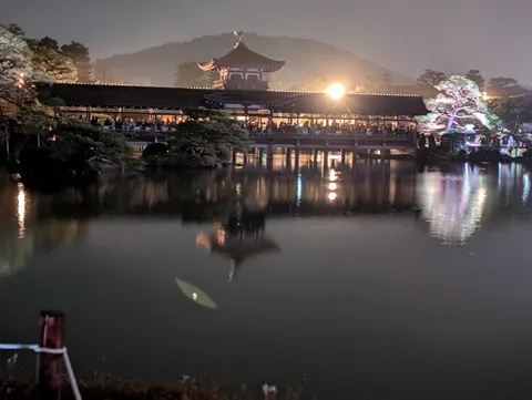 夜の水面に浮かぶ灯と影