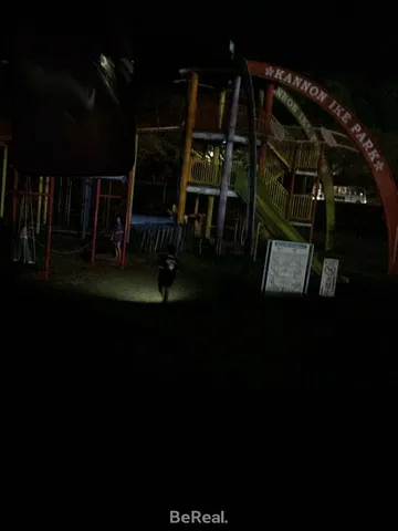 夜の遊具に灯る小さな影