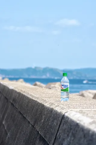 青い海と空、喉潤すボトル