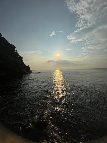 紺碧の海と夕陽のコントラスト