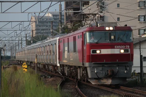 赤と灰色の列車、曲線を行く