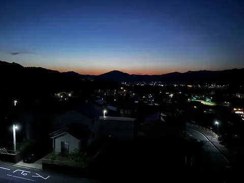 灯火が誘う、藍色の残照