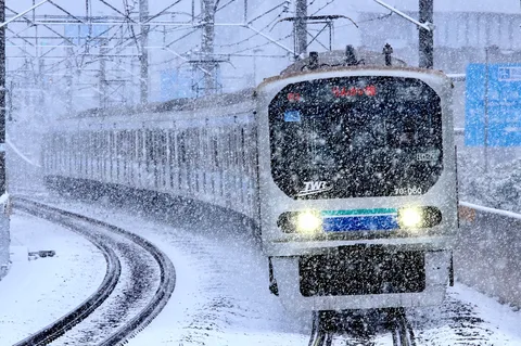 吹雪の中を走る、力強い列車の旅