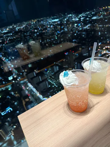 夜景に浮かぶ乾杯