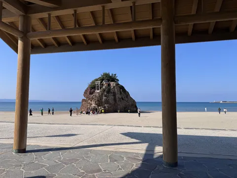 海辺の小さな島と鳥居