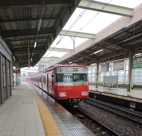 昭和レトロな駅と赤い電車