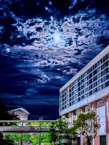 夜空と建物の光の層