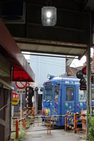 踏切を彩るデコレーション電車