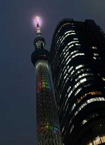 都会の夜、虹色の輝き