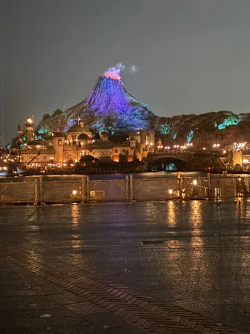 雨夜に浮かぶ火山島