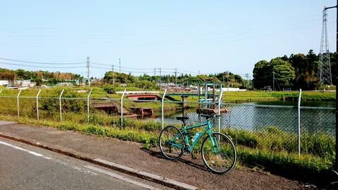初夏の水辺と自転車