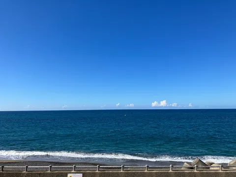 どこまでも青い海と空のコントラスト