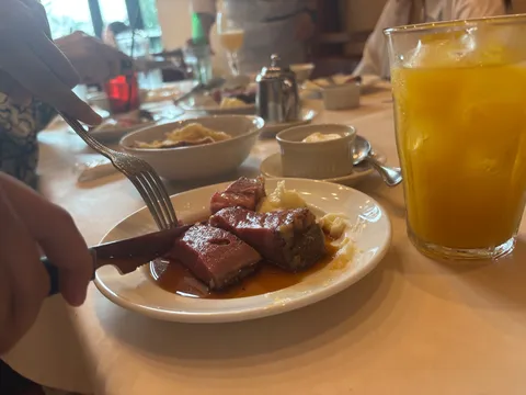 朝食の温かな光と肉の色