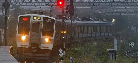 夕暮れを走る普通列車