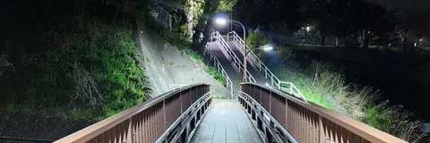 夜の階段に灯る静かな光