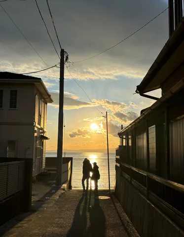 路地から望む黄金の夕暮れ