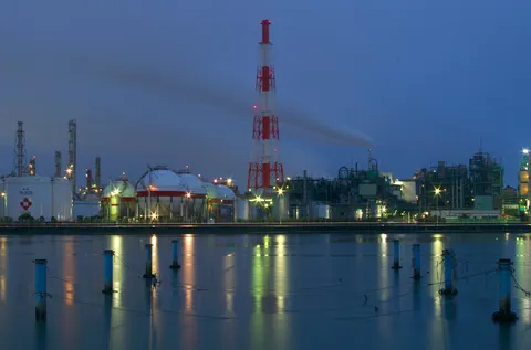 夜の工場に映る静かな灯