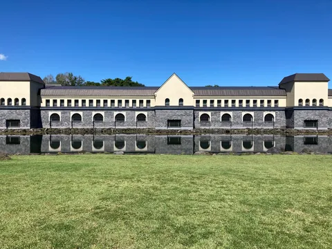 静寂の水鏡、建築のシンメトリー