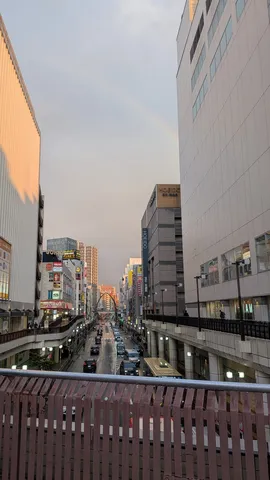 賑わう街並み、空には虹