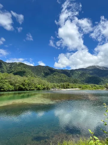 深緑の山と静寂の湖面