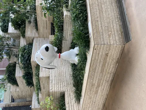 段々テラスの白いスヌーピー