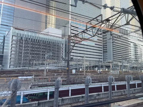 鉄路の先の高層ビル群