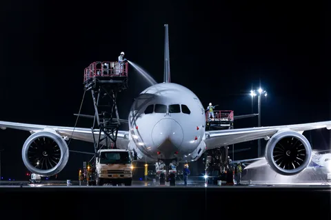 夜の航空ショー、航空機洗浄