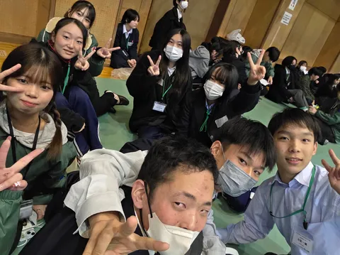 集合写真でピース！仲良しグループの笑顔