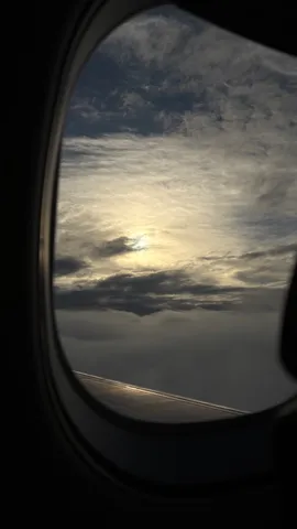 雲海に沈む太陽、旅の静寂