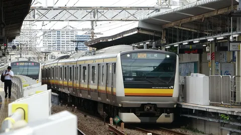 雨上がりの駅、電車と人