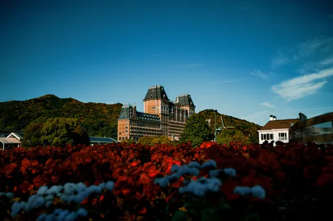 鮮やかな花々と壮麗な建築