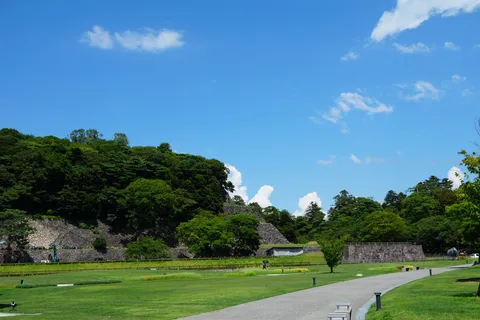 緑と石垣のコントラスト、夏の空