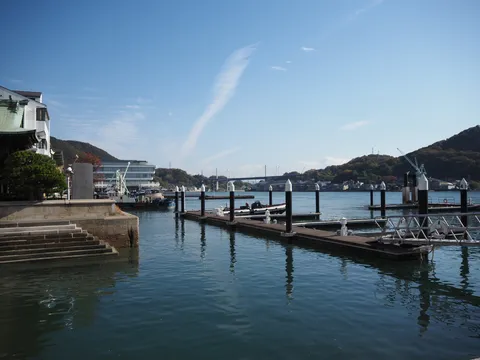 港町の静かな青い風景