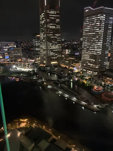 煌めく夜景、都会のネオンと水面の輝き