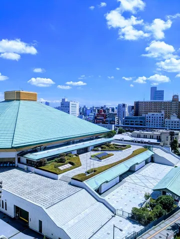澄み切った空と大屋根