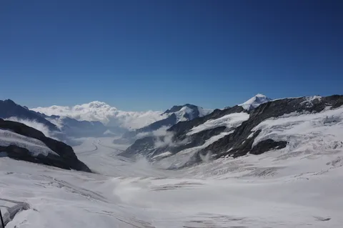 青と雪の谷間風景