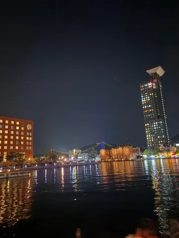 夜景に映える水辺の灯り