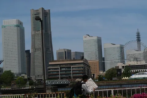 近代都市と散策する人々