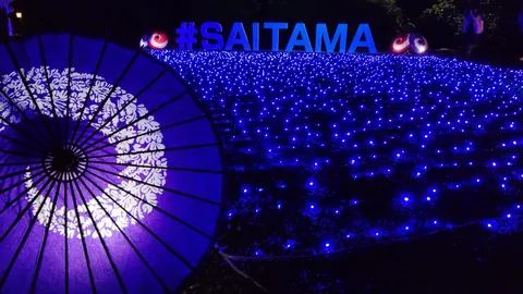和傘と青い光の幻想世界