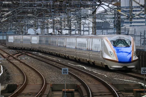 流線が描く都会の列車