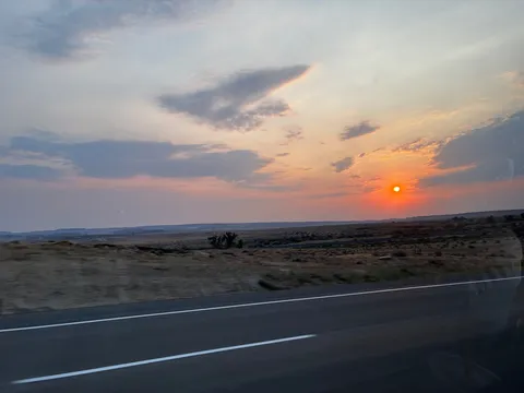 乾いた大地と燃えるような夕日
