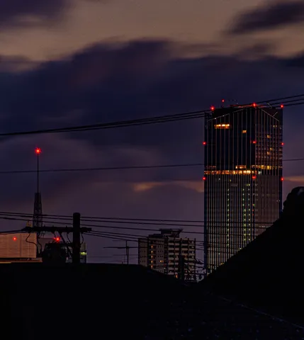 夜を染める高層の灯