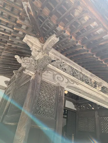 木組みと彫刻の静謐さ
