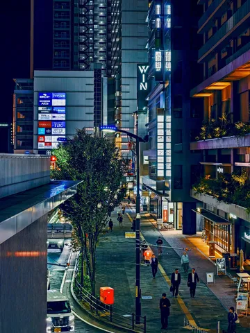 都会のネオンが誘う夜道